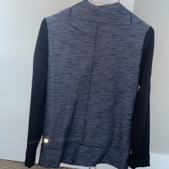 LIKE NEW Lululemon zip-up jacket - Picture 4 of 7
